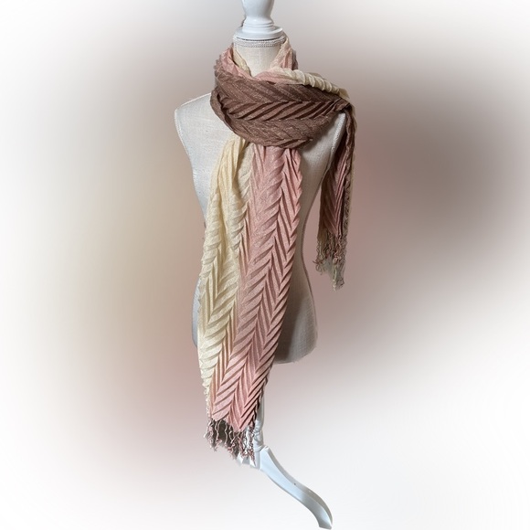 NWOT Cute Embossed Lightweight Fringe Scarf - Picture 3 of 3